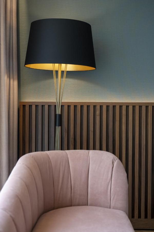 Renaissance Porto Lapa Hotel Экстерьер фото A floor lamp