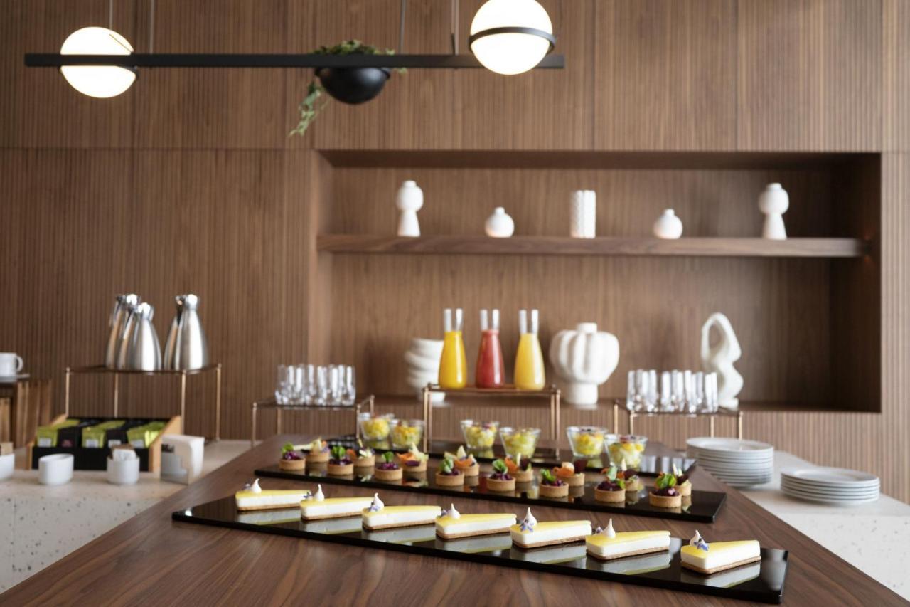 Renaissance Porto Lapa Hotel Экстерьер фото A selection of desserts