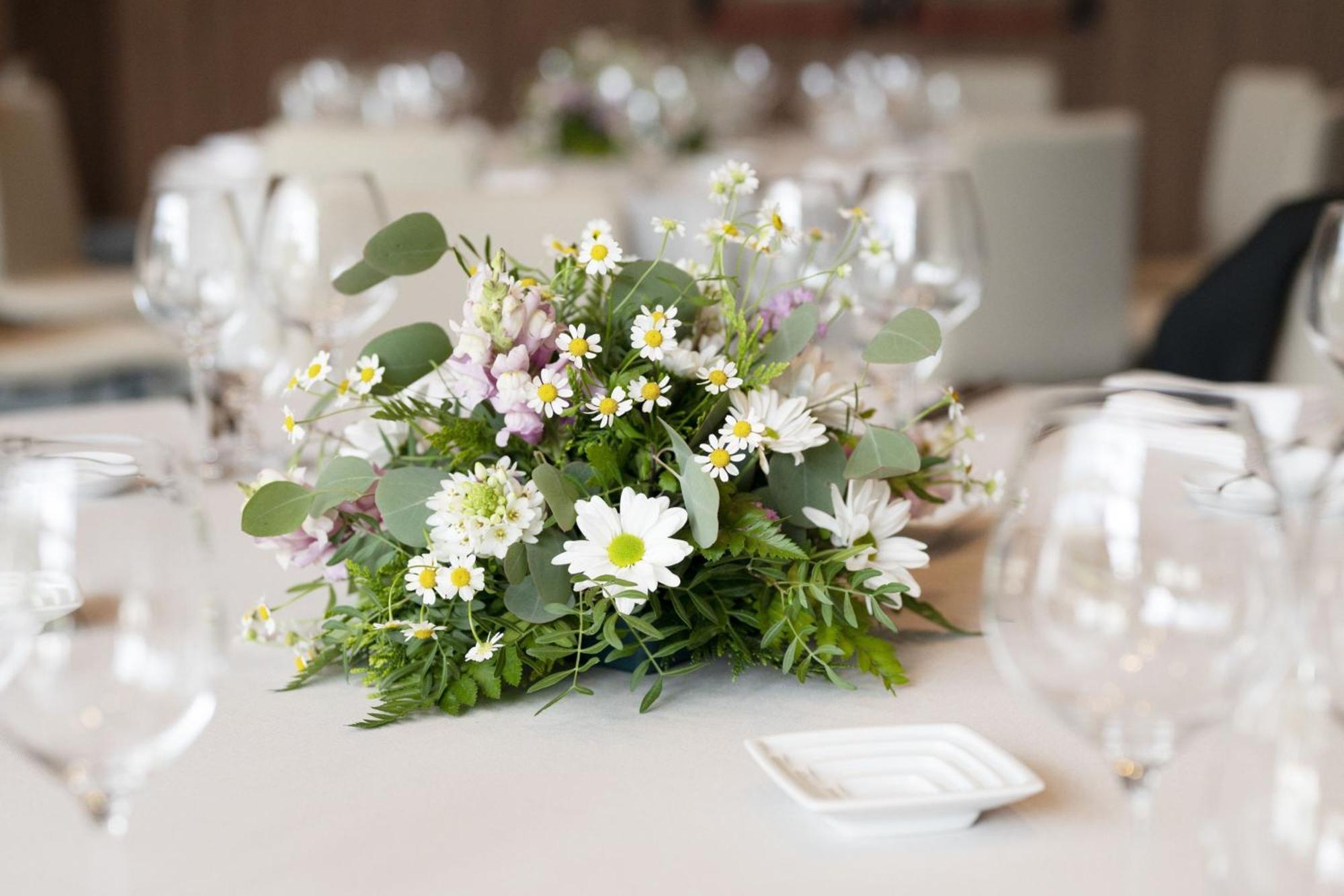 Renaissance Porto Lapa Hotel Экстерьер фото A table centerpiece